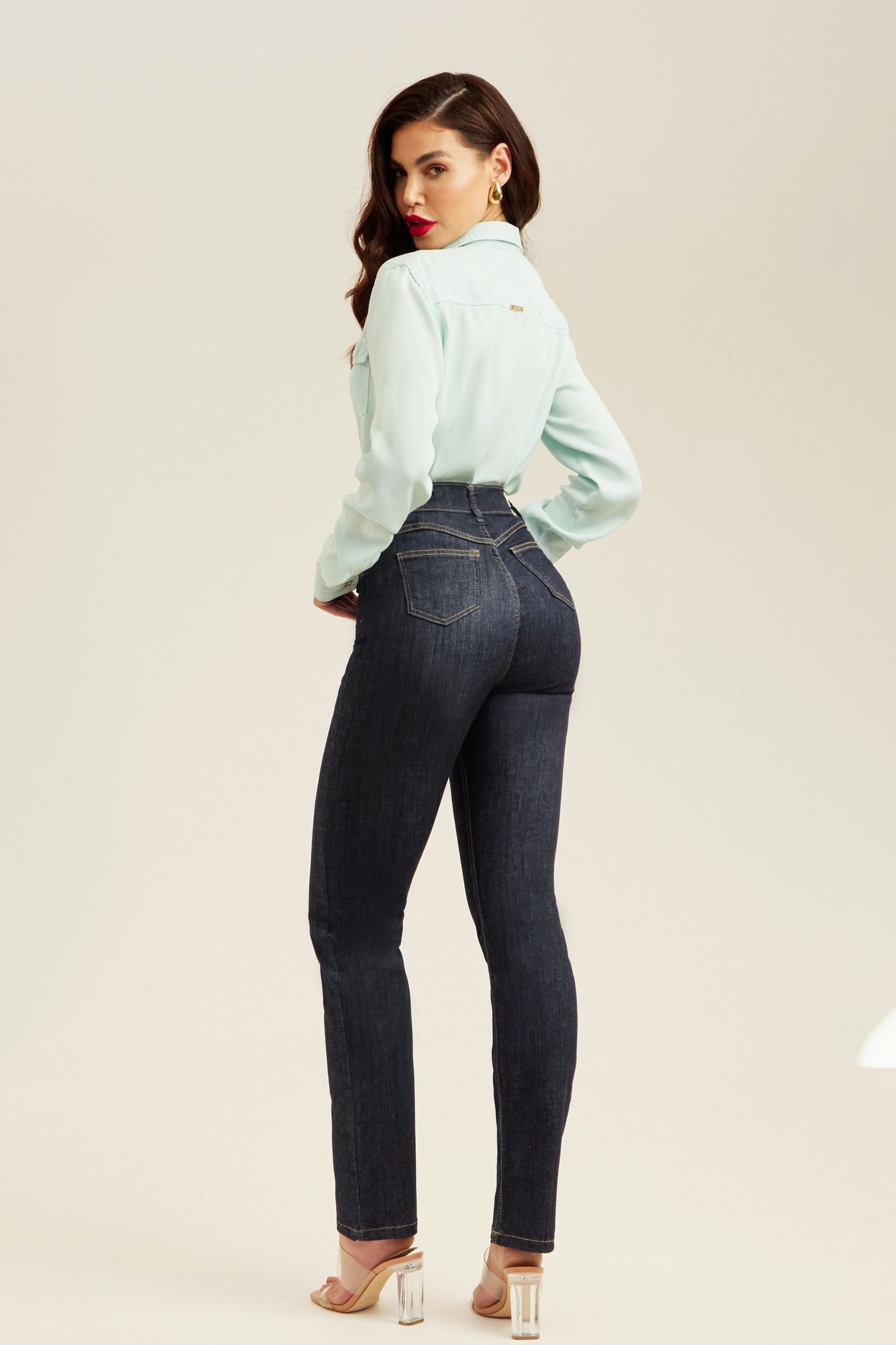 jeans rectos de tiro alto y moldeadores