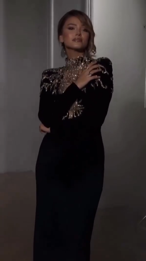 Elegante vestido larga con cuentas doradas