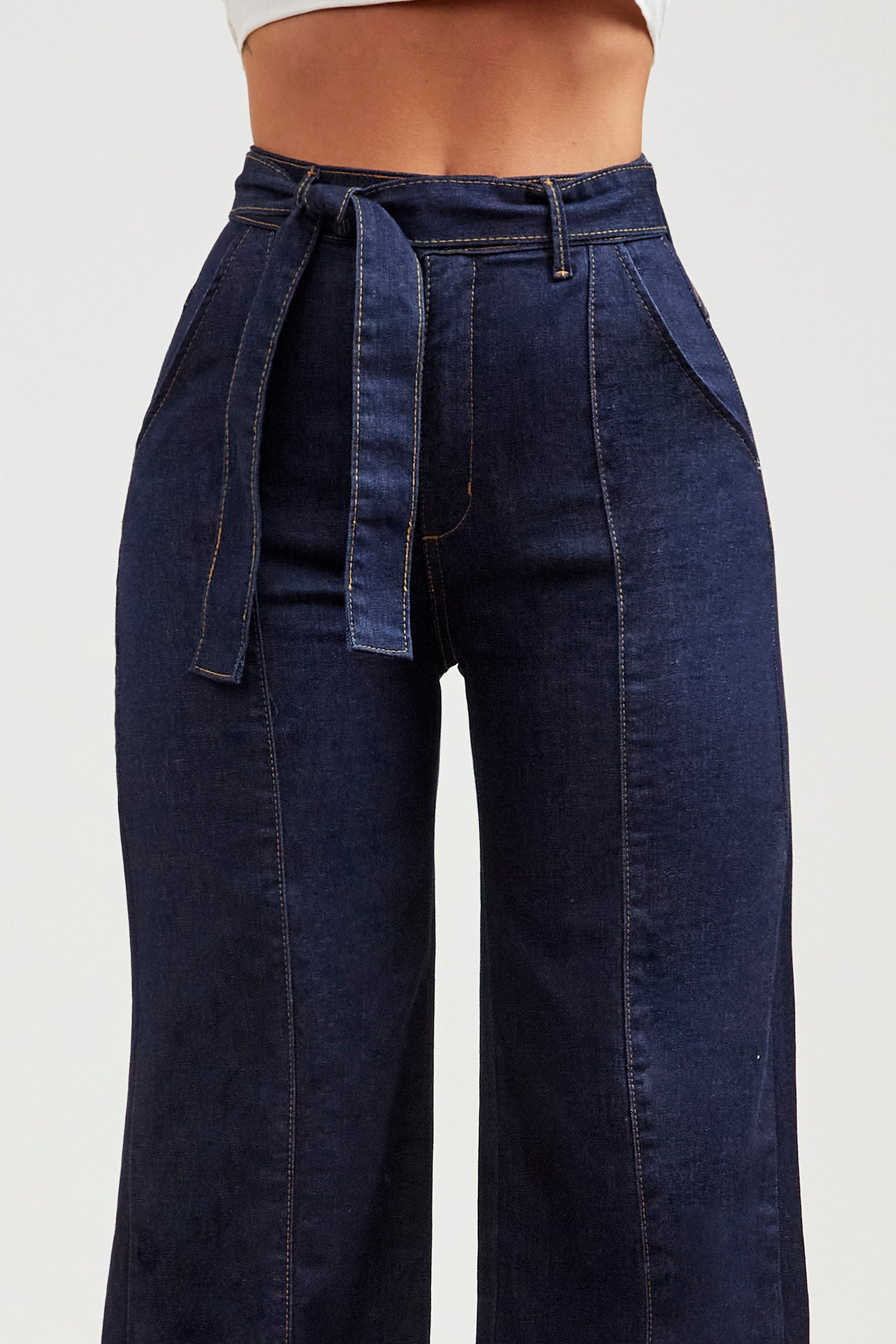 Vaqueros de tiro alto y pierna ancha