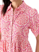 Vestido camisero estampado de manga corta con capas