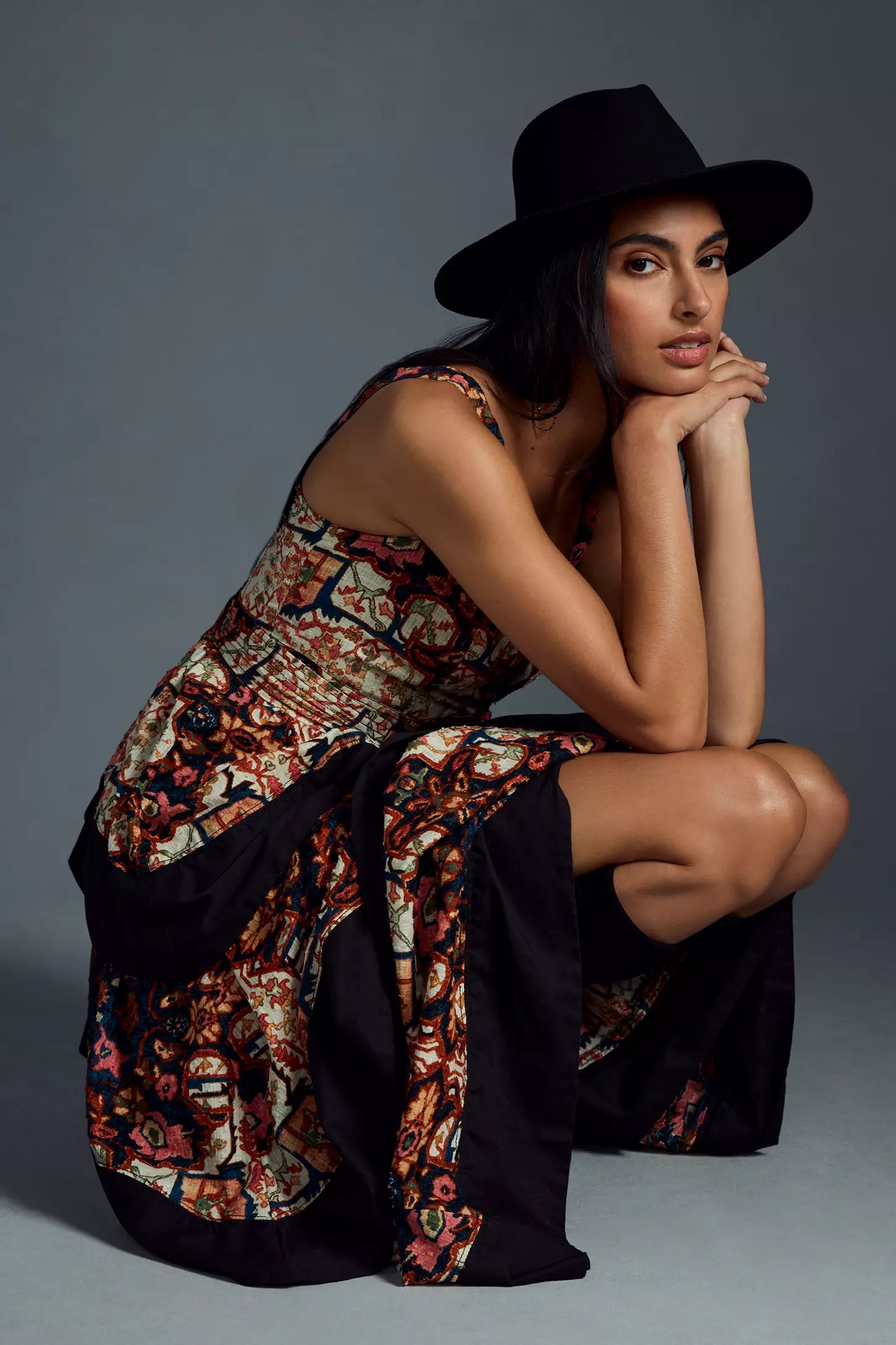 Vestido midi escalonado con cuello cuadrado