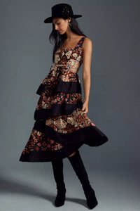 Vestido midi escalonado con cuello cuadrado