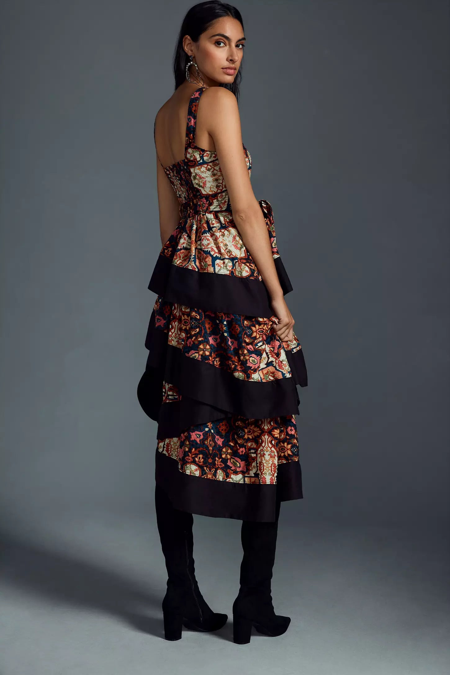 Vestido midi escalonado con cuello cuadrado