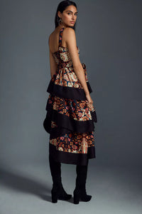 Vestido midi escalonado con cuello cuadrado