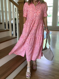 Vestido camisero estampado de manga corta con capas