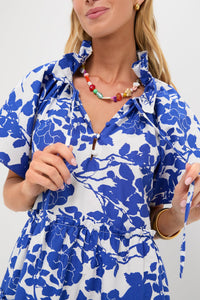 Vestido con estampado floral azul y blanco