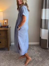 Vestido camisero de rayas con corte relajado y bolsillos laterales