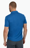 Polo de manga corta con botones de alto rendimiento