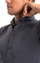 Polo de manga corta con botones de alto rendimiento