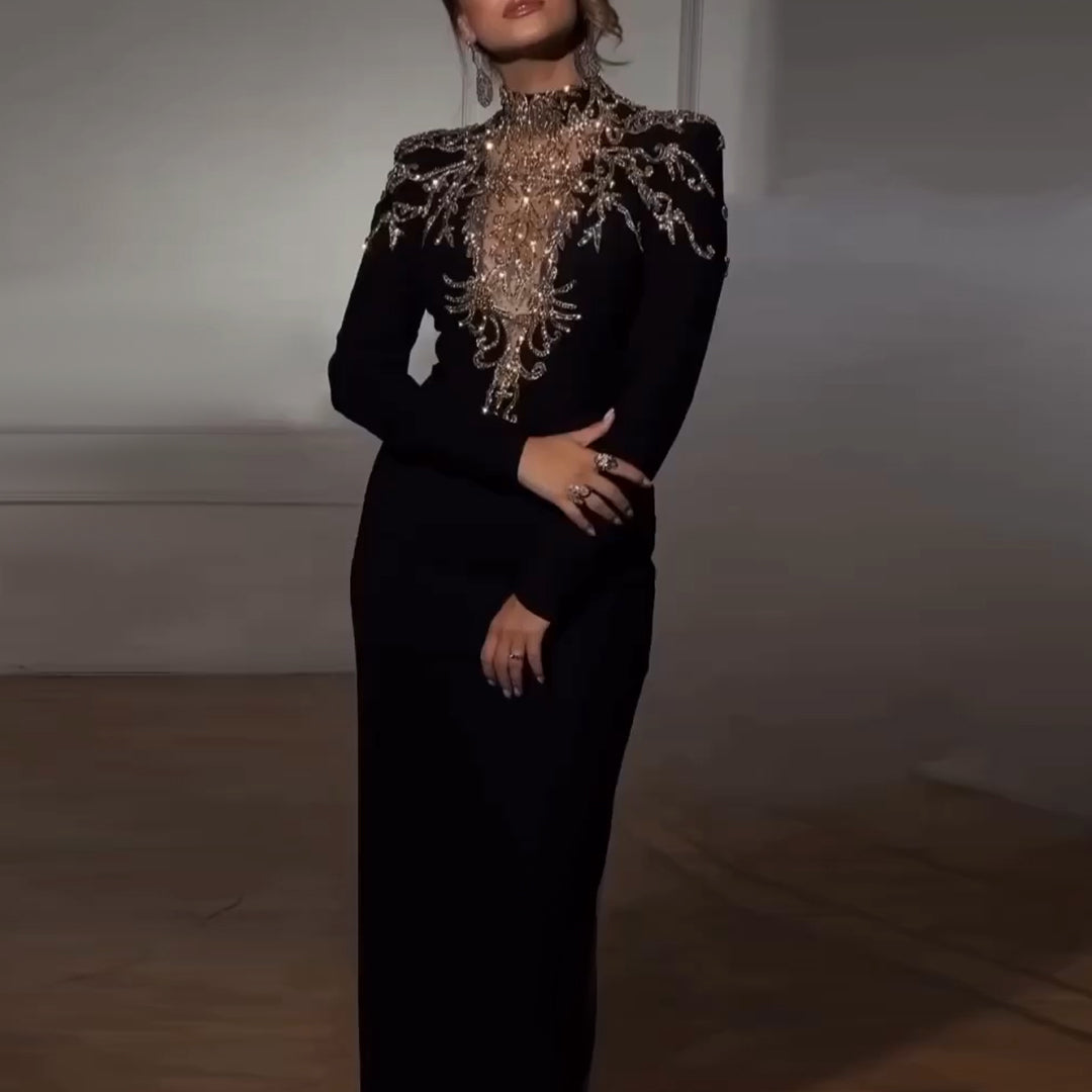 Elegante vestido larga con cuentas doradas