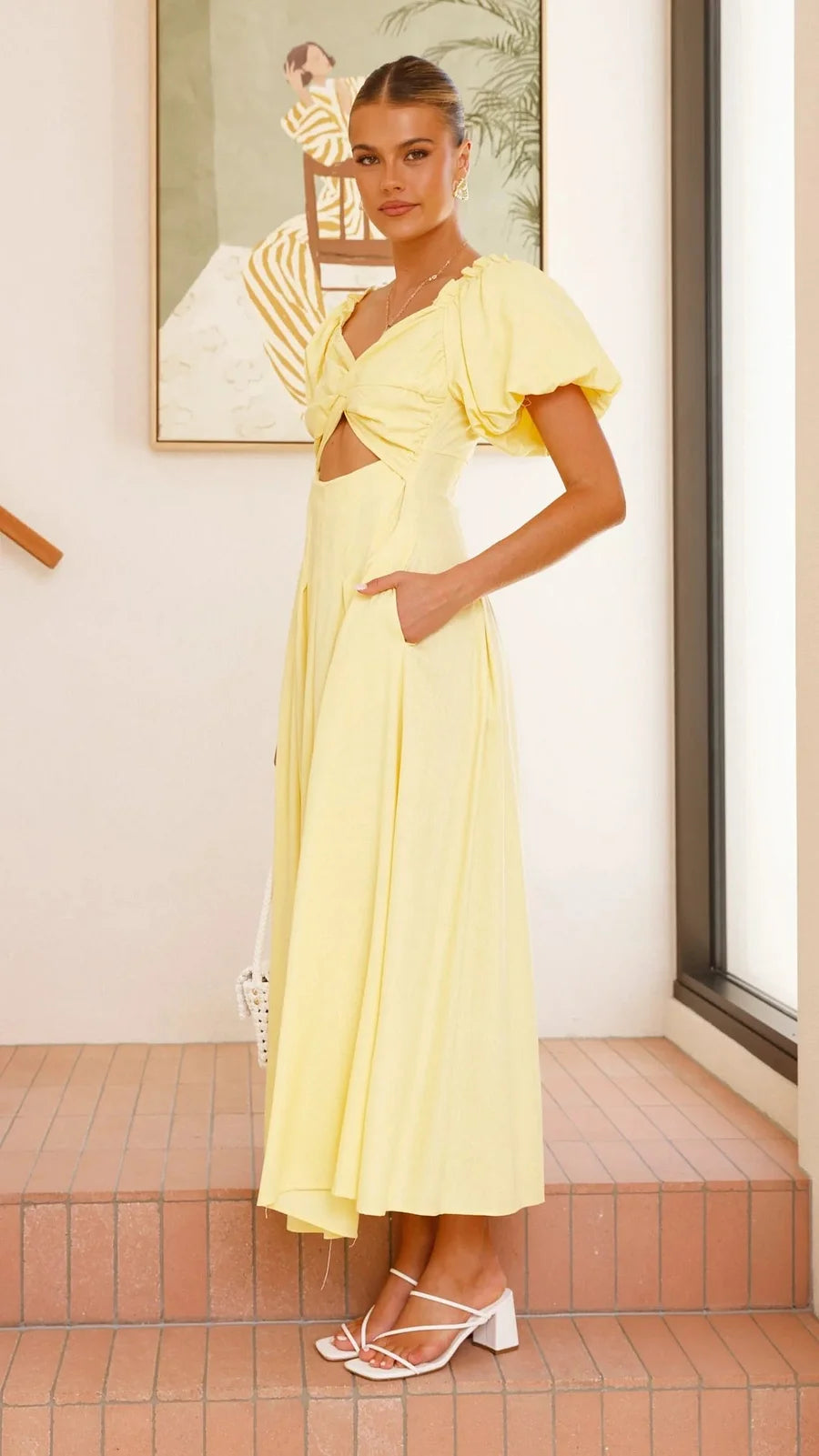 Vestido con cuello en V y mangas abullonadas