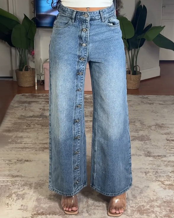 Jeans rectos con múltiples botones